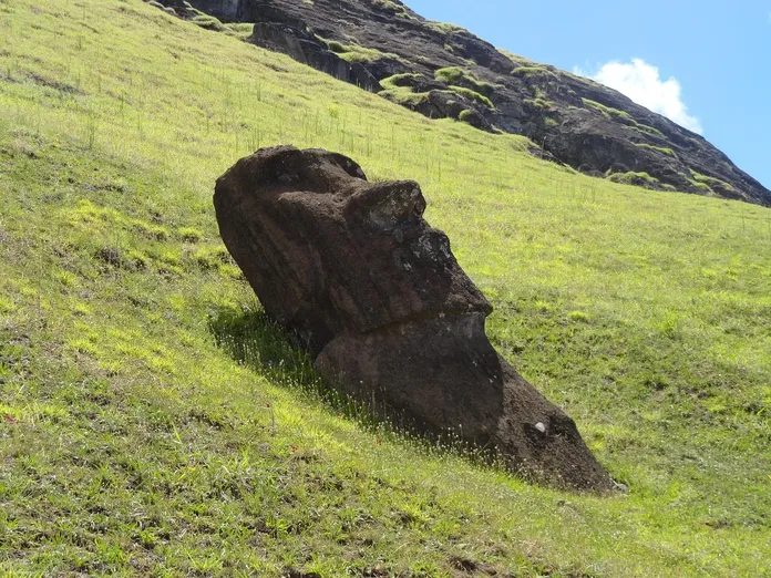 Il moai nel pittoresco borgo medievale